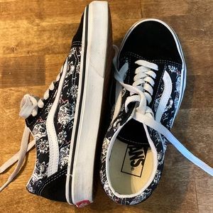 EXC like new condition girls vans with skulls
